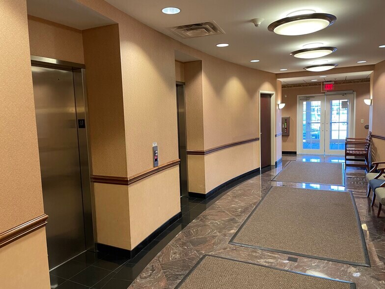 20455 Lorain Rd, Fairview Park, OH à louer - Photo intérieure - Image 3 de 8