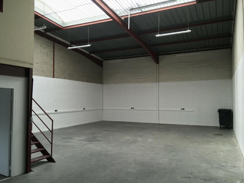 Flex in Lisses for lease - Interior Photo - Image 2 of 3