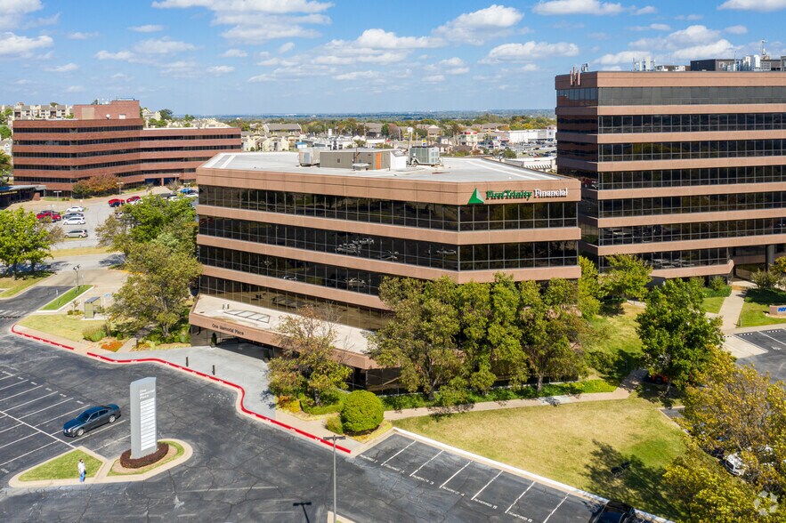 7633 E 63rd Pl, Tulsa, OK à louer - Photo du bâtiment - Image 2 de 18