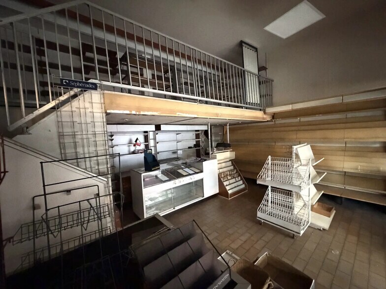 Retail in Paris for lease - Interior Photo - Image 3 of 7