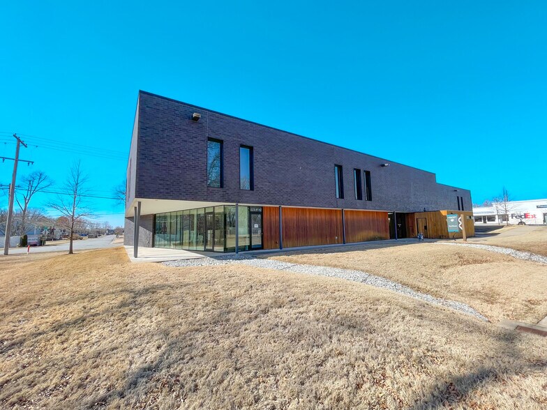 1011 SW A St, Bentonville, AR à louer - Photo du bâtiment - Image 2 de 4