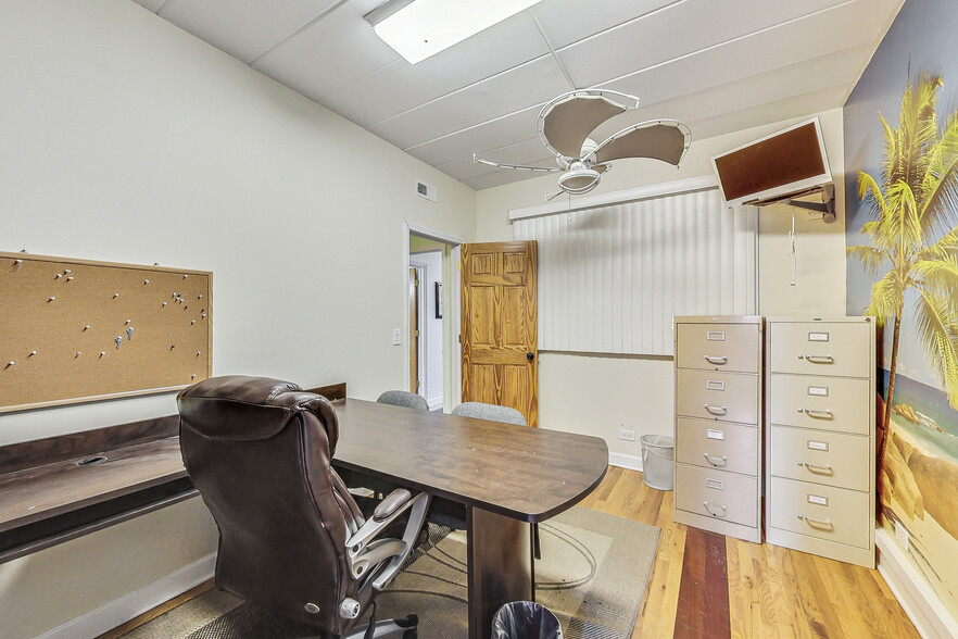 7437 W Irving Park Rd, Chicago, IL for lease - Interior Photo - Image 2 of 6