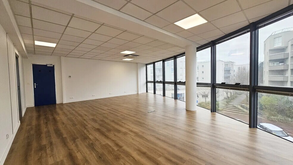 Office in Lognes for lease - Interior Photo - Image 3 of 11