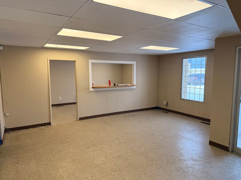 2117 84 Av NW, Edmonton, AB à louer - Photo du bâtiment - Image 3 de 6