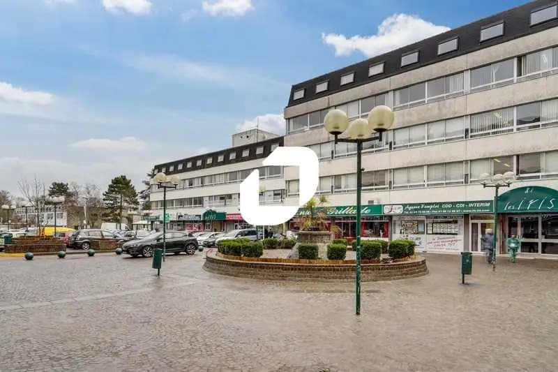 Office in Ris-Orangis for lease - Building Photo - Image 1 of 13