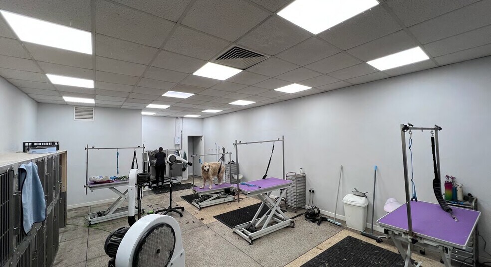 214 Lower Blandford Rd, Broadstone for lease - Interior Photo - Image 3 of 6