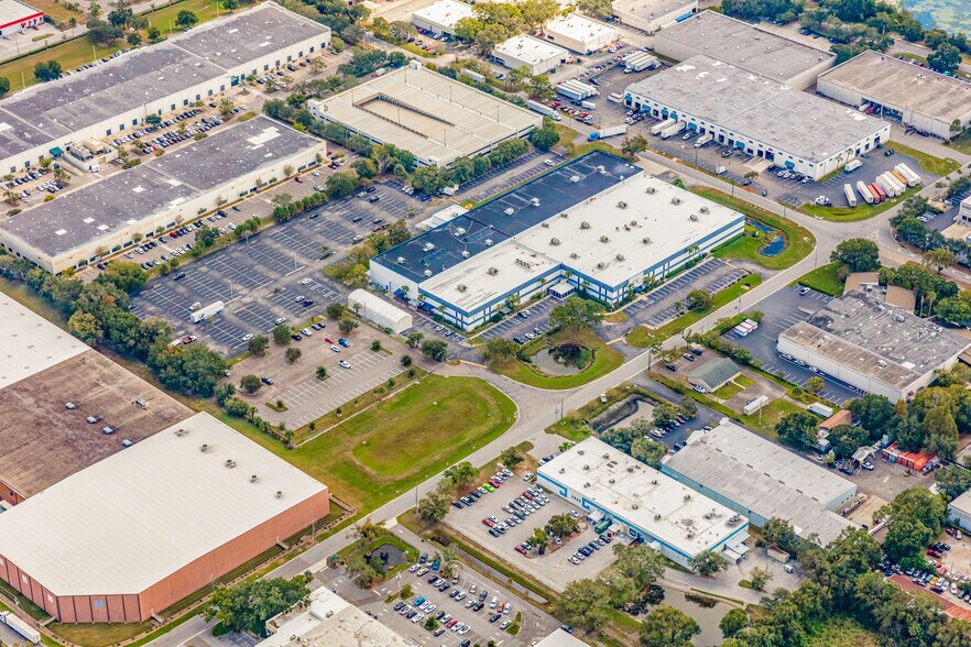 4908 Tampa West Blvd, Tampa, FL à louer - Photo du bâtiment - Image 2 de 2