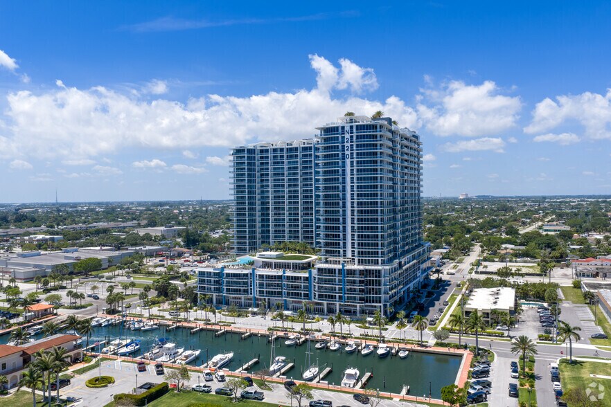 220 Lake Shore Dr, Lake Park, FL à louer - Photo du bâtiment - Image 3 de 6