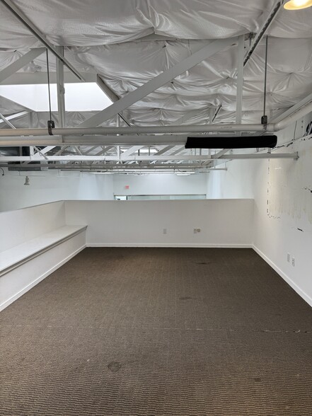 2251 Vantage St, Dallas, TX for lease - Building Photo - Image 2 of 9