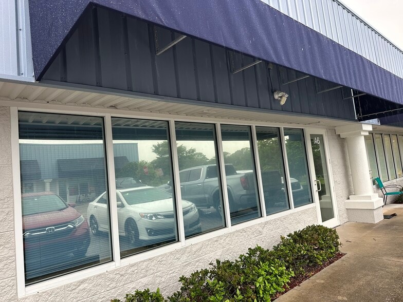 188 Triple Diamond Blvd, Nokomis, FL for lease - Building Photo - Image 2 of 9