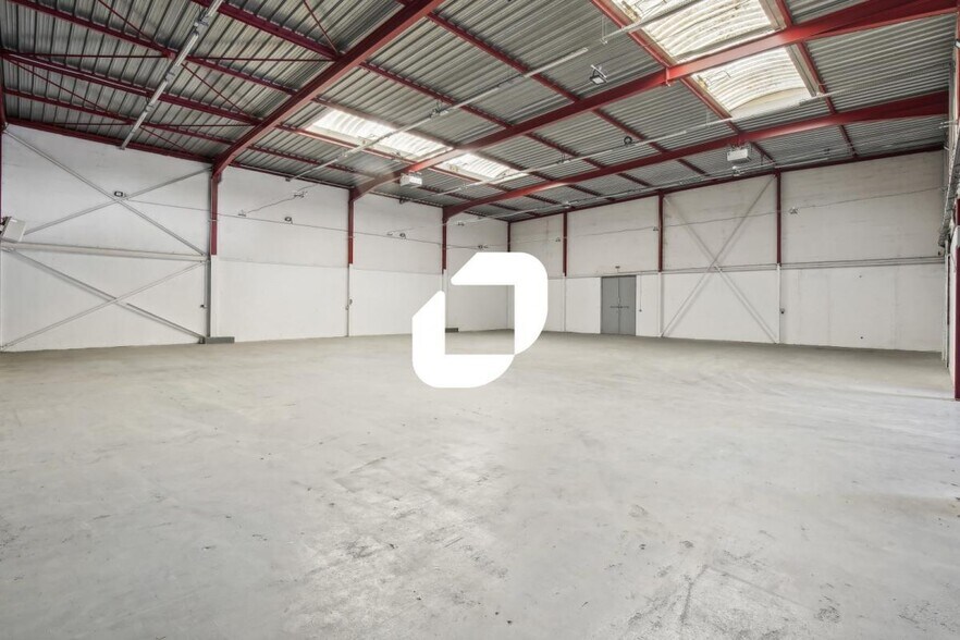 Flex in Créteil for lease - Interior Photo - Image 2 of 10