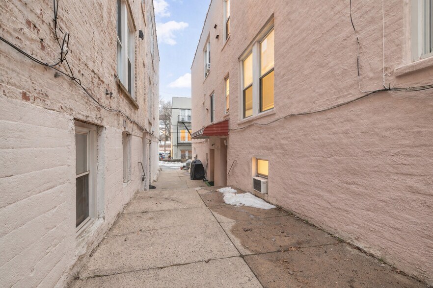 1840 21st Dr, Astoria, NY à vendre - Photo du bâtiment - Image 3 de 53