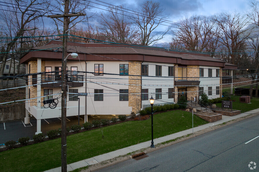 825 Bloomfield Ave, Verona, NJ for lease - Building Photo - Image 2 of 7