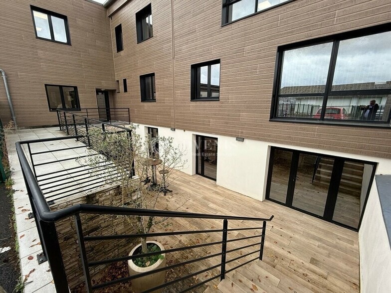 55 Rue Edouard Branly, Saint-Jean-de-Braye for lease - Building Photo - Image 1 of 12