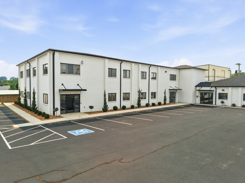 1221 S Willow Ave, Cookeville, TN for lease - Building Photo - Image 1 of 31