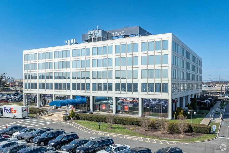 600 Old Country Rd, Garden City, NY for lease - Primary Photo - Image 1 of 9