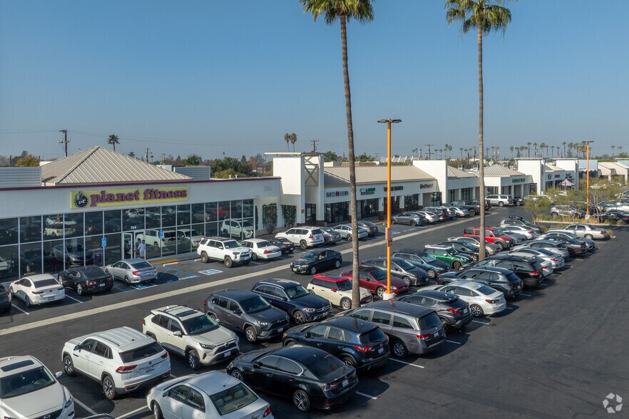 772 N Tustin St, Orange, CA à louer - Photo du bâtiment - Image 2 de 4
