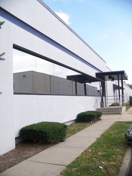 100 Hollister Rd, Teterboro, NJ for lease - Building Photo - Image 3 of 9