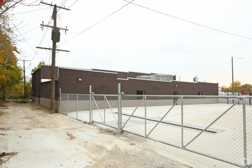2744 W Davison, Detroit, MI for lease - Building Photo - Image 2 of 7