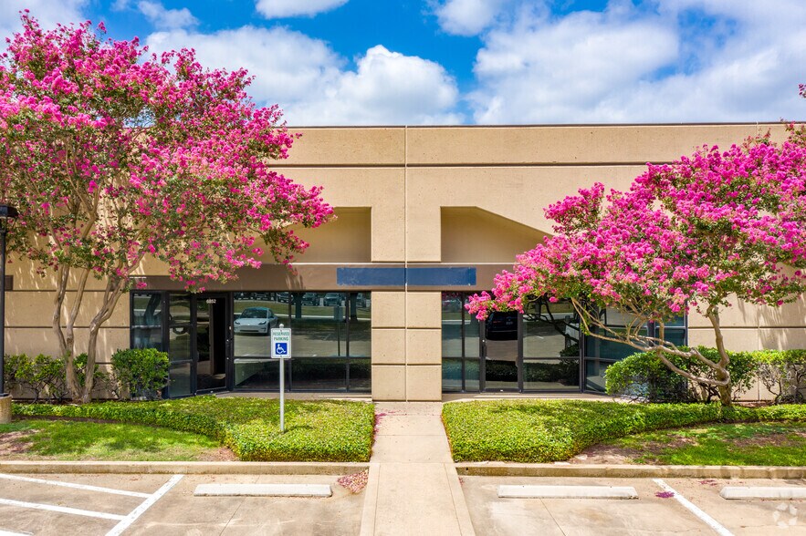 6850-6862 Alamo Downs Pky, San Antonio, TX à louer - Photo du bâtiment - Image 2 de 17