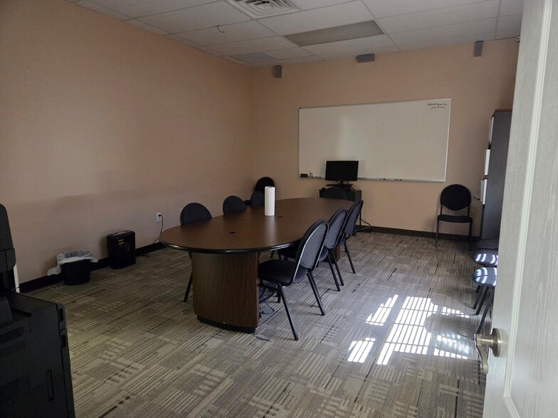 1070-1072 E Brandon Blvd, Brandon, FL à louer - Photo du bâtiment - Image 2 de 28