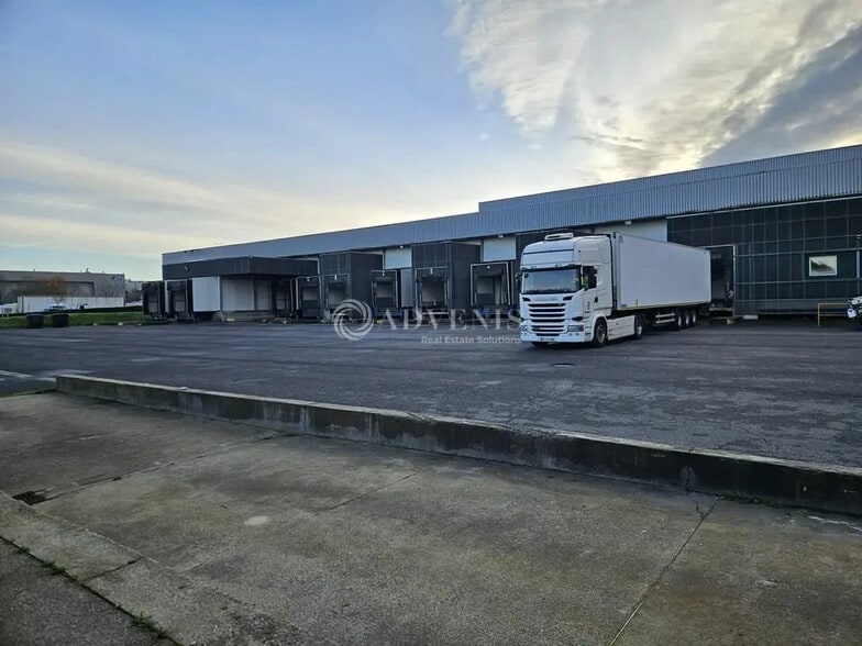 Industrial in SAINT-OUEN-L'AUMONE for lease - Building Photo - Image 1 of 5