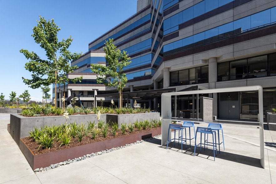 2185 N California Blvd, Walnut Creek, CA à louer - Photo du bâtiment - Image 3 de 12