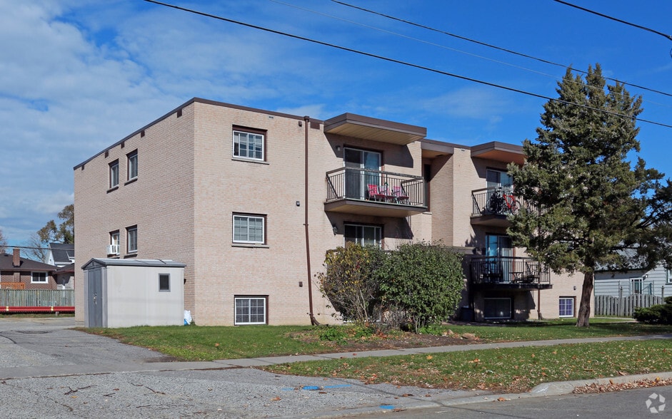 70 Orchard View Blvd, Oshawa, ON for sale - Primary Photo - Image 1 of 13