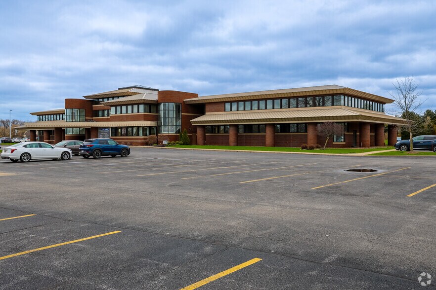 5319 Hoag Dr, Sheffield Village, OH for lease - Building Photo - Image 1 of 19