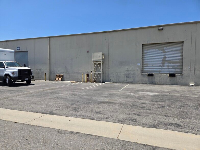12882 Pierce St, Pacoima, CA for lease - Building Photo - Image 2 of 2