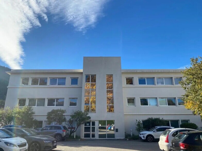 Bureau dans Gémenos à louer - Photo du bâtiment - Image 2 de 8
