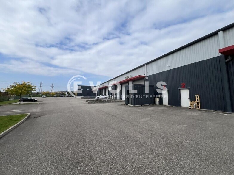 13 Rue De Savoie, Saint-Quentin-Fallavier à louer - Photo du bâtiment - Image 3 de 17