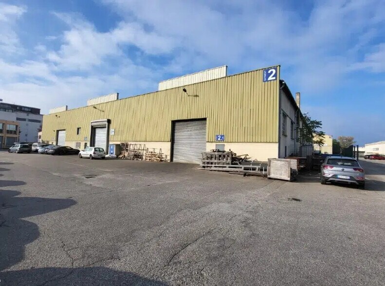 Flex in Chassieu for lease - Building Photo - Image 1 of 5