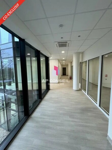 Office in Le Port-Marly for lease - Interior Photo - Image 1 of 10