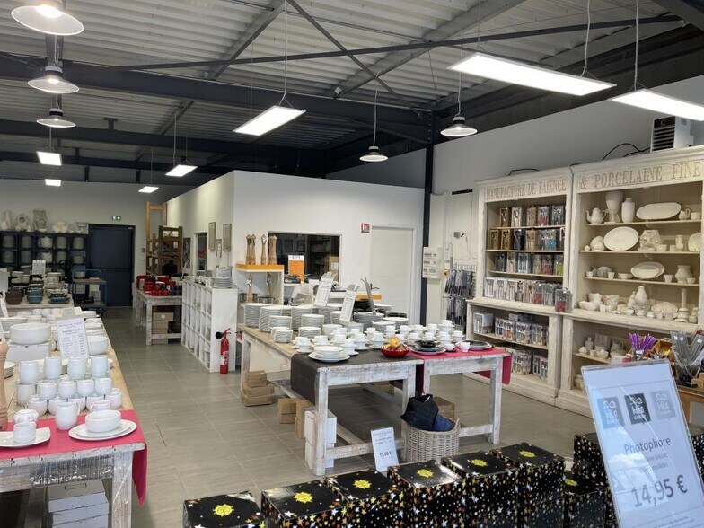 Retail in Le Vigen for lease - Interior Photo - Image 3 of 5