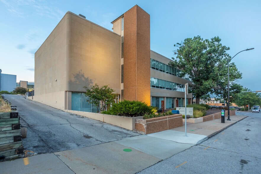 303 Watson Powell Jr Way, Des Moines, IA à louer - Photo du bâtiment - Image 3 de 3