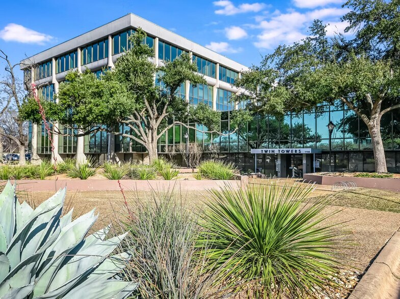 1106 Clayton Ln, Austin, TX à louer - Photo du bâtiment - Image 2 de 8