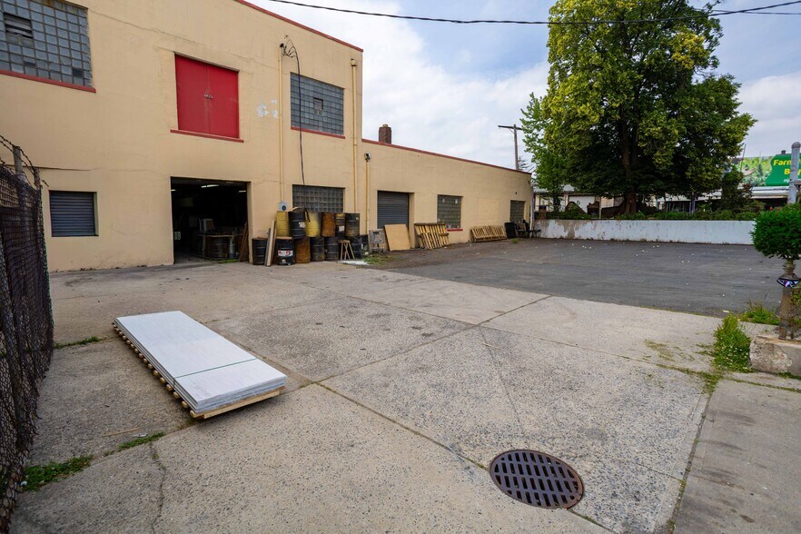 10-24 W Mravlag Pl, Elizabeth, NJ à vendre - Photo du bâtiment - Image 3 de 17