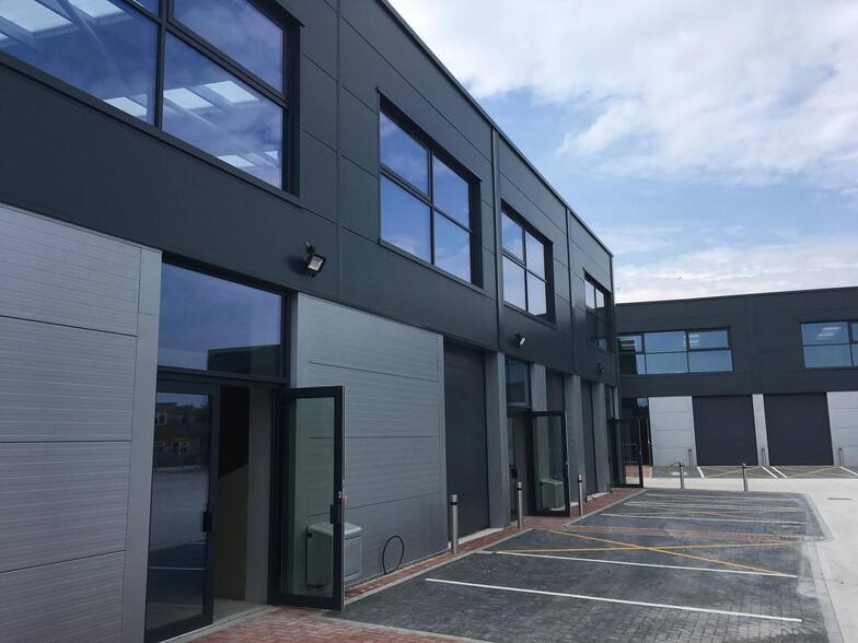 Ford Rd, Chertsey à louer - Photo du bâtiment - Image 3 de 6