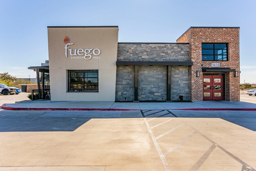 Fuego Tortilla Grill - STNL portfolio of 2 properties for sale on LoopNet.ca - Building Photo - Image 2 of 12