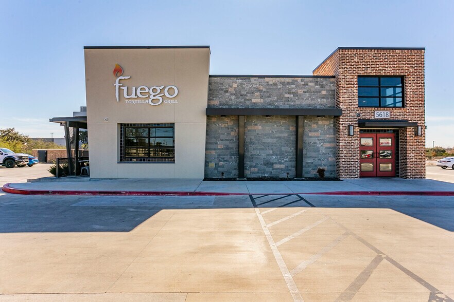 Fuego Tortilla Grill - STNL portefeuille de 2 propriétés à vendre sur LoopNet.ca - Photo du bâtiment - Image 2 de 12