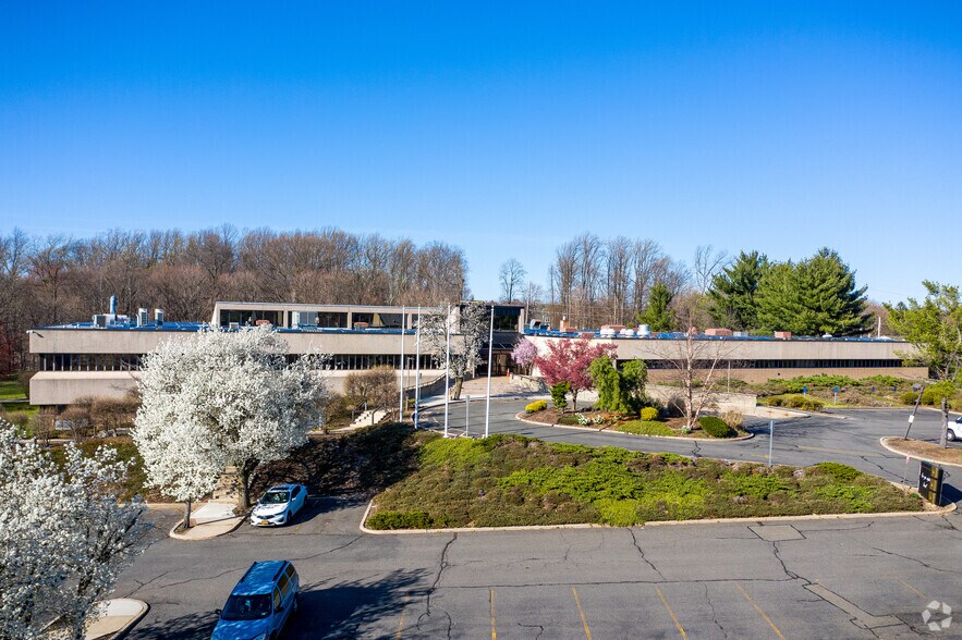 663 E Crescent Ave, Ramsey, NJ à louer - Photo du bâtiment - Image 1 de 38