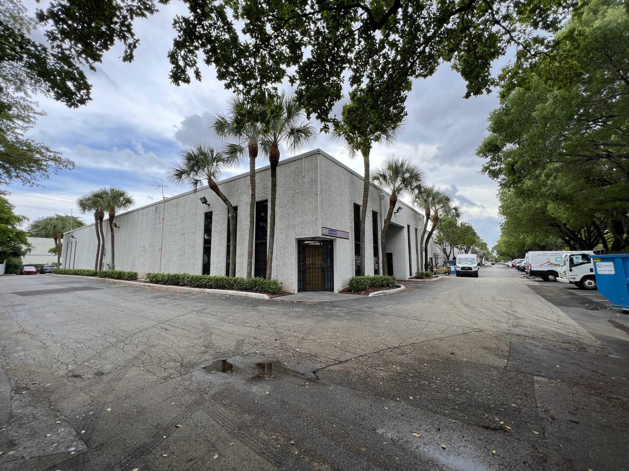 2201 Nw 30th Pl, Pompano Beach, FL for lease Building Photo- Image 1 of 2