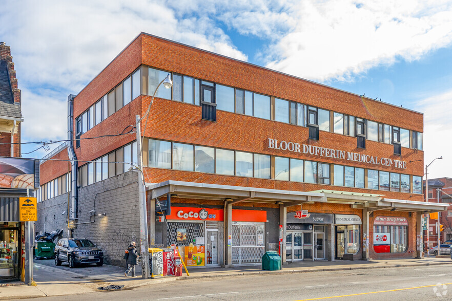 1011 Dufferin St, Toronto, ON for lease - Building Photo - Image 2 of 4