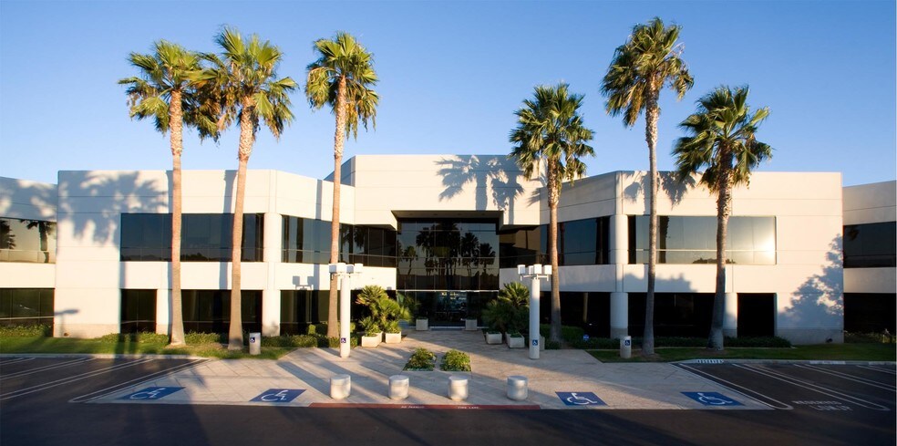 2280 Wardlow Cir, Corona, CA à louer - Photo du bâtiment - Image 2 de 7