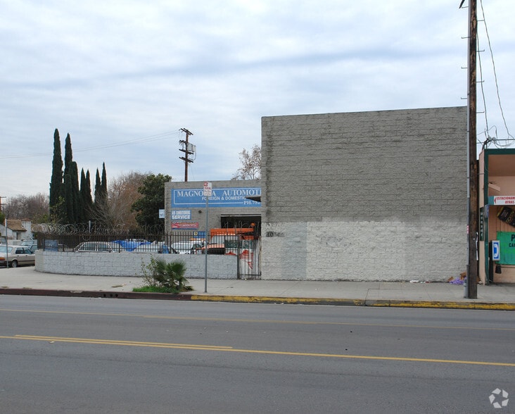 10702 Magnolia Blvd, North Hollywood, CA for lease - Building Photo - Image 2 of 17