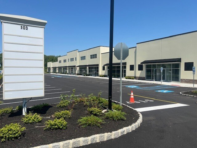 90 Adelphia Rd, Farmingdale, NJ à louer - Photo du bâtiment - Image 2 de 5