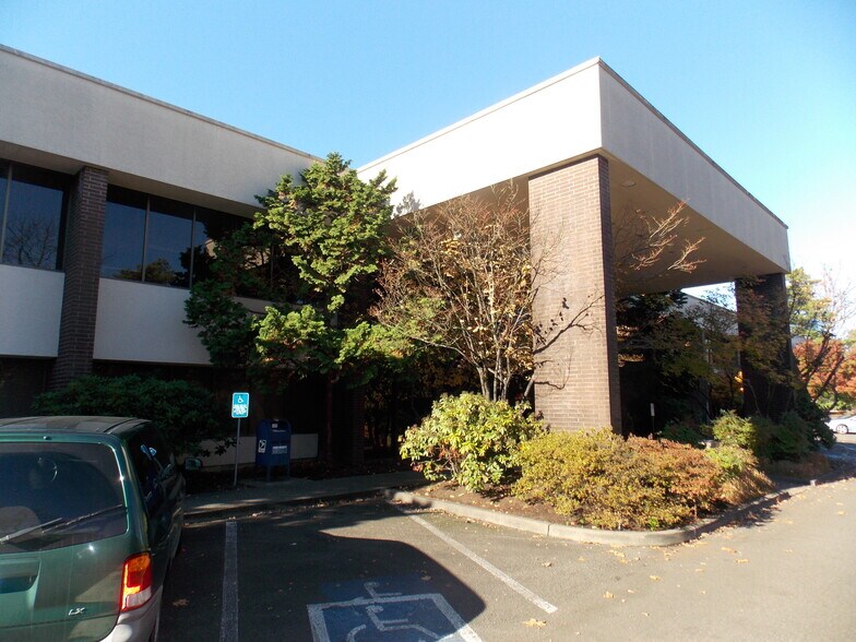 10700 SW Beaverton Hillsdale Hwy, Beaverton, OR à louer - Photo du bâtiment - Image 3 de 6