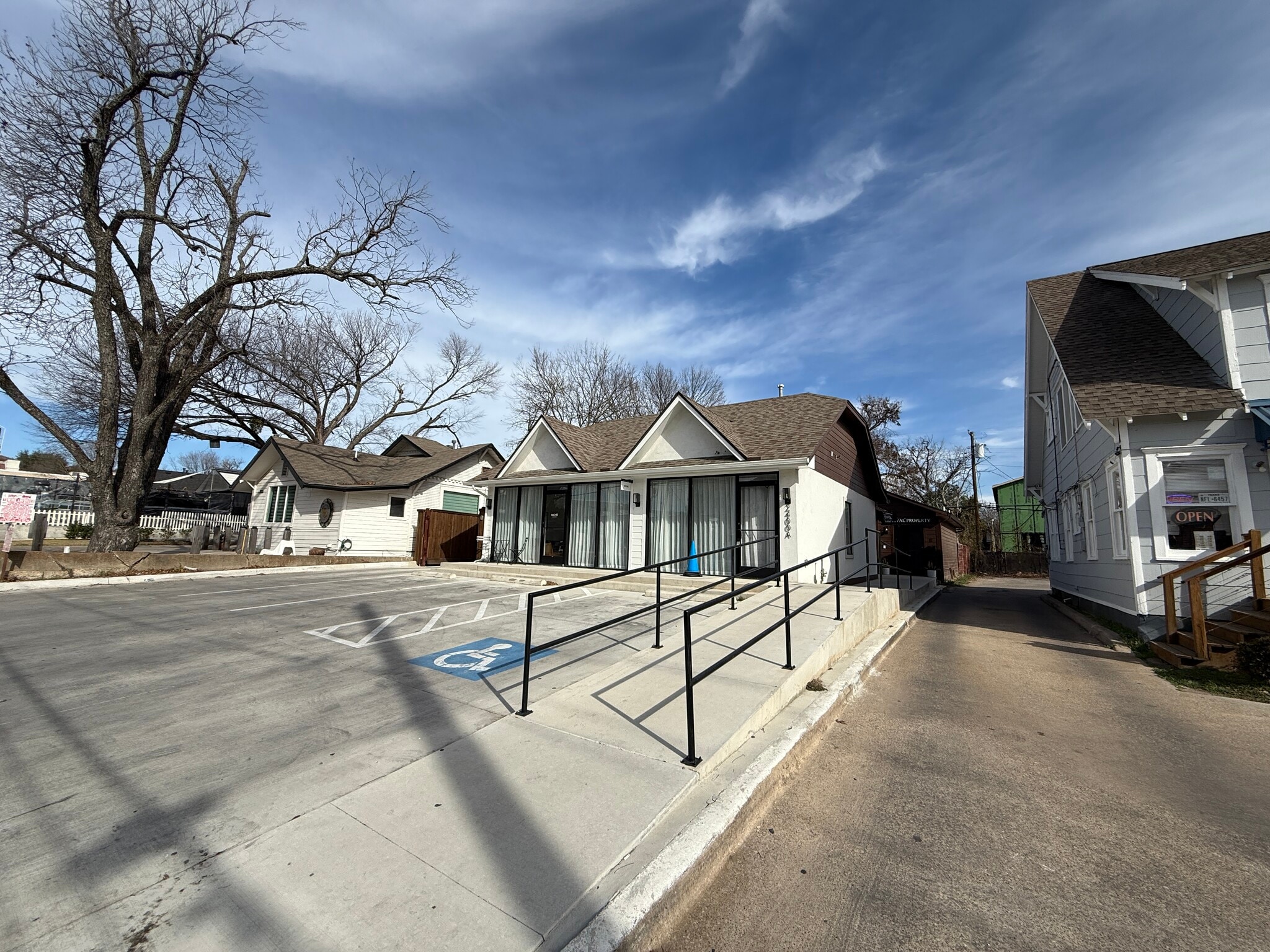 2400 N Henderson Ave, Dallas, TX for lease Primary Photo- Image 1 of 2