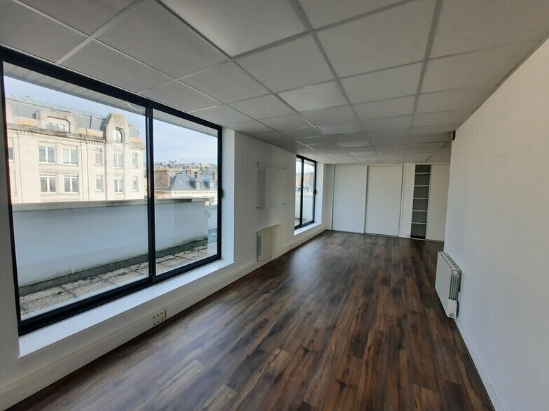 Office in Rouen for lease - Interior Photo - Image 2 of 13